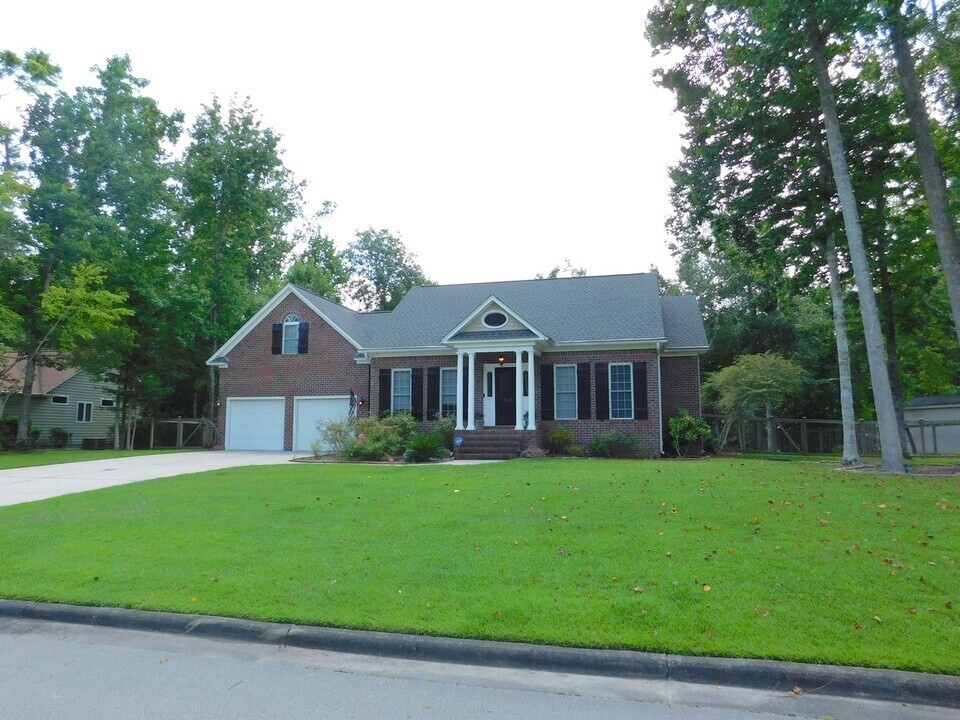 300 Taliaferro Ln in New Bern, NC - Building Photo