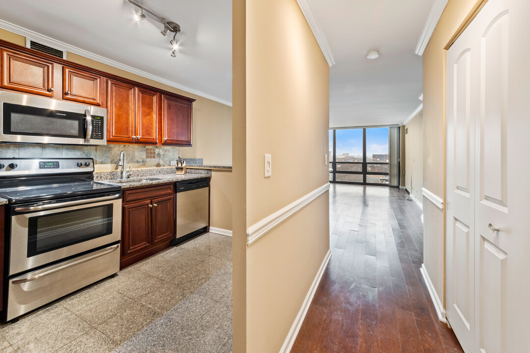 1636 N Wells St, Unit 1008 in Chicago, IL - Building Photo