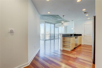 3324 Peachtree Rd in Atlanta, GA - Building Photo - Building Photo