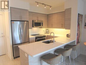 525-1525 Adelaide St W in Toronto, ON - Building Photo - Building Photo