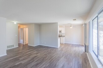 Somerset Apartments in Martinez, CA - Building Photo - Building Photo