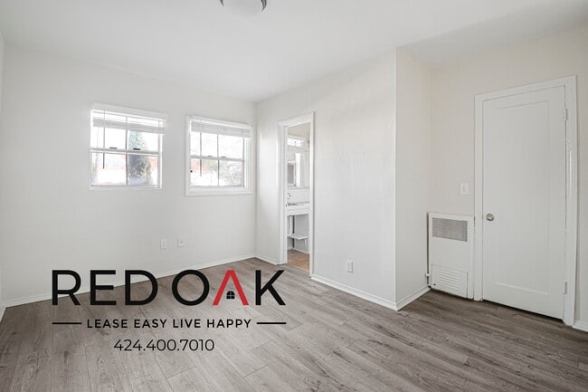 property at 615 N Rossmore Ave