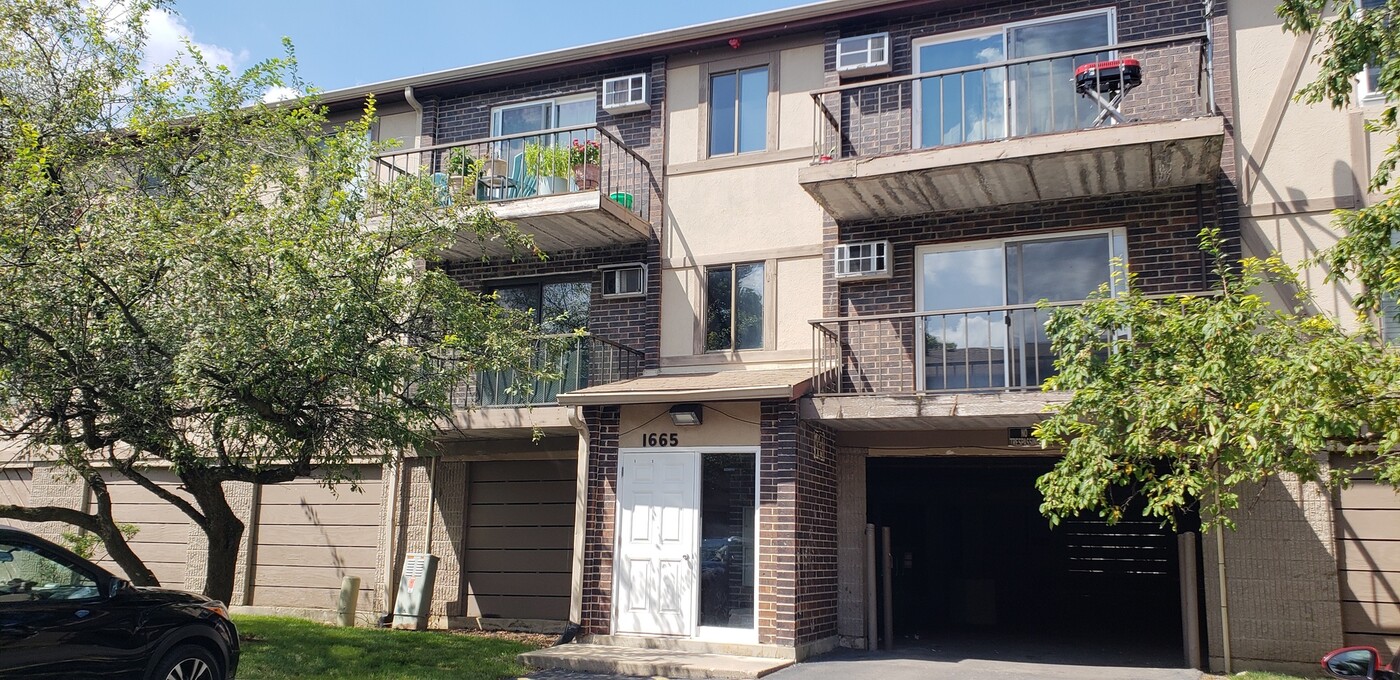 1665 Coach Dr in Naperville, IL - Building Photo