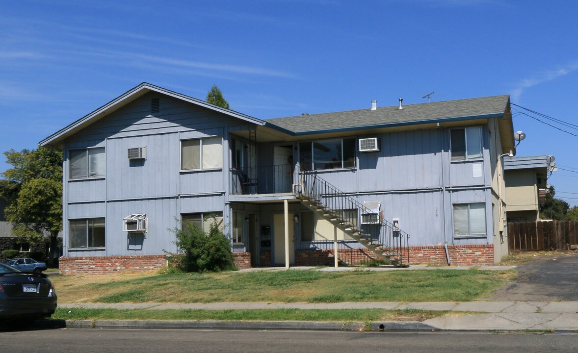 245 W Benjamin Holt in Stockton, CA - Foto de edificio