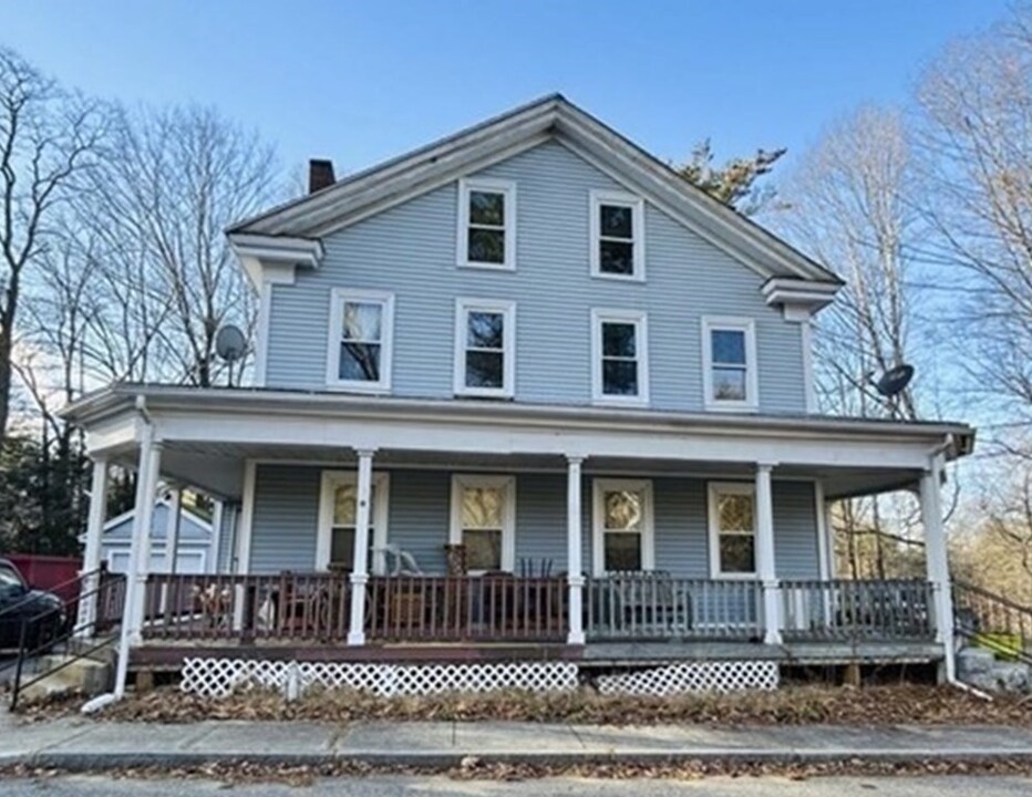 132 Comins Pond Rd in Warren, MA - Building Photo