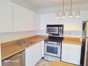 20130 NE 3rd Ct in North Miami Beach, FL - Building Photo - Building Photo