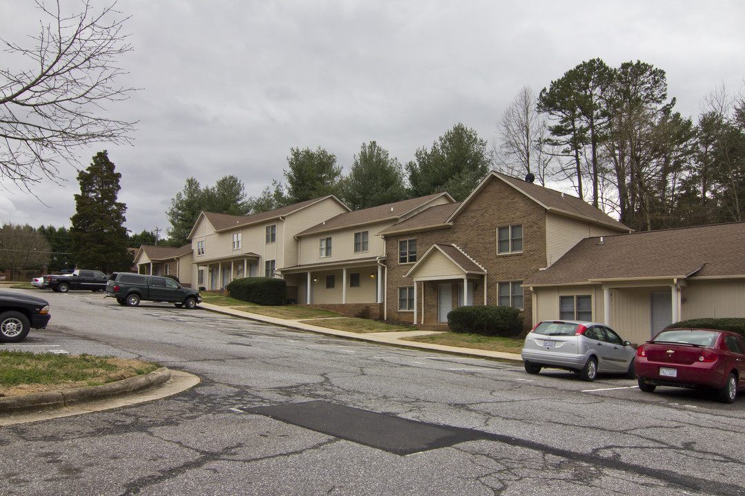 409 Rock Barn Rd NE in Conover, NC - Building Photo