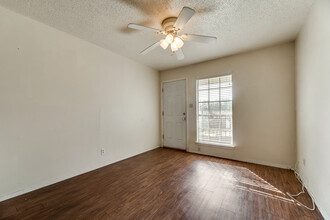 106 E Cedar St in Arlington, TX - Building Photo - Building Photo