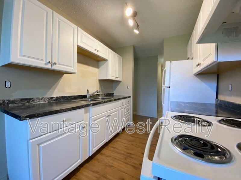 875 Badke Rd in Kelowna, BC - Building Photo