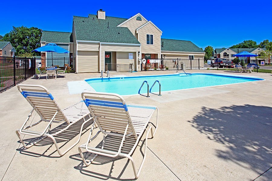 LAKE VILLAGE APARTMENTS in Port Huron, MI - Foto de edificio