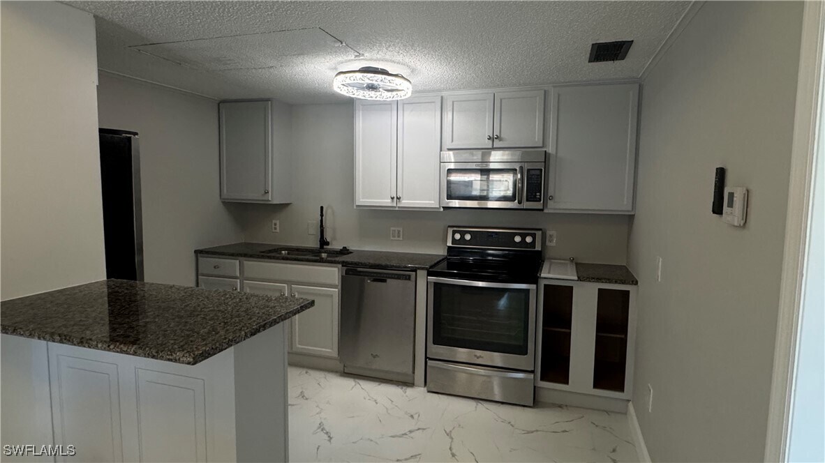 5222 Treetops Dr in Naples, FL - Building Photo