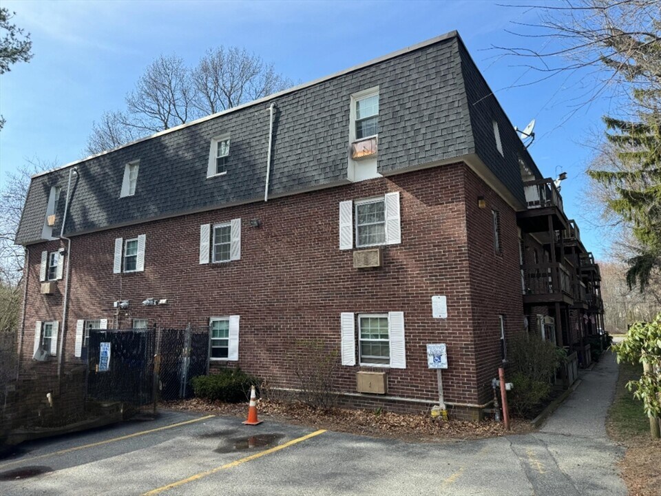 490 Union St in Rockland, MA - Building Photo