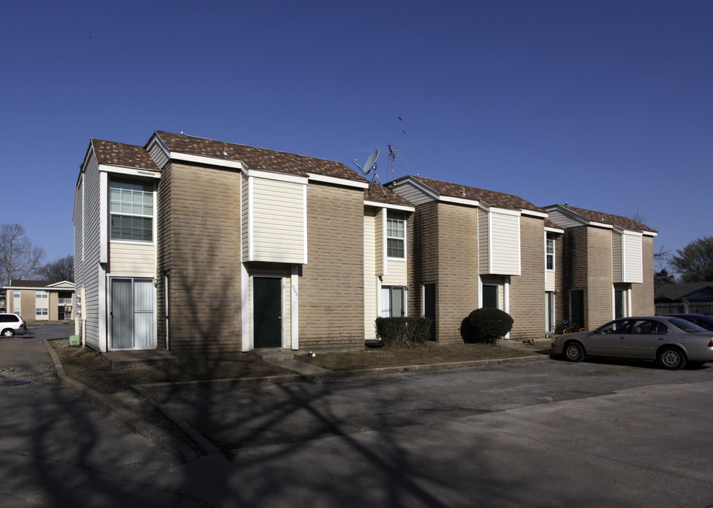 Country Club in Muskogee, OK - Building Photo