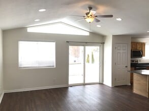 1721 N 2340 W in Clinton, UT - Foto de edificio - Building Photo