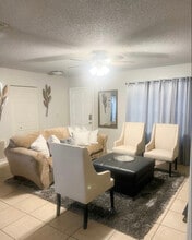 4757 Marbello Blvd in Orlando, FL - Foto de edificio - Building Photo