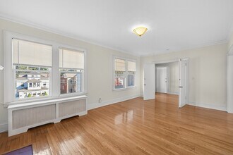 91 Maplewood Ave in West Hartford, CT - Building Photo - Building Photo