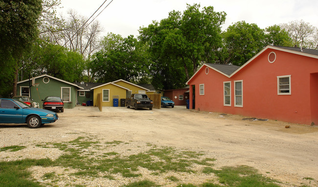 4515 W Durango St in San Antonio, TX - Building Photo - Building Photo