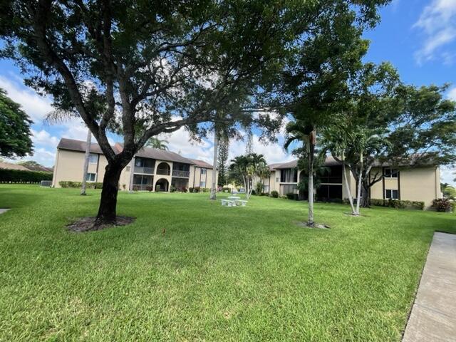 304 Pine Ridge Cir in Greenacres, FL - Foto de edificio