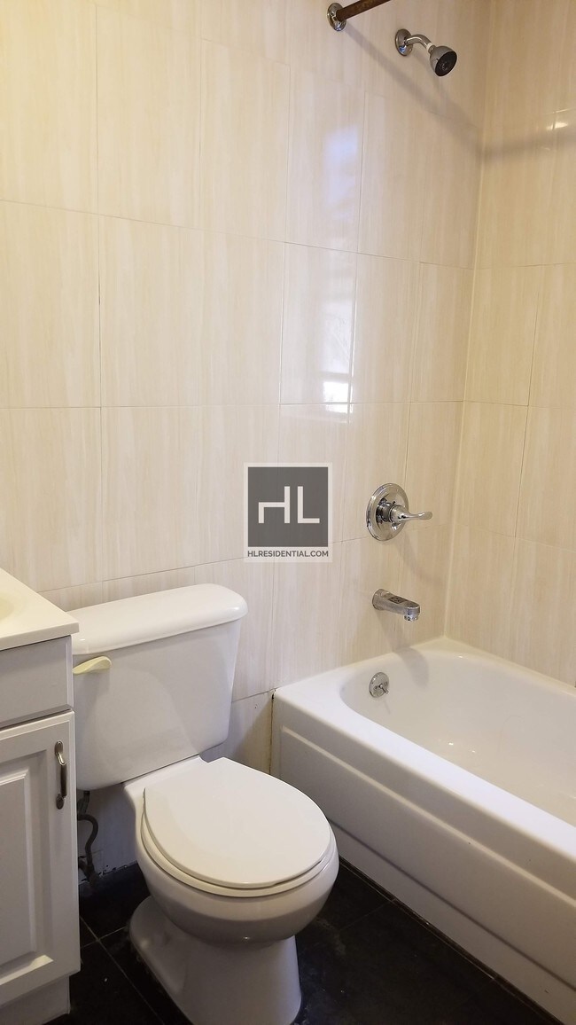 243 W 109th St-Unit -5E in New York, NY - Building Photo - Building Photo
