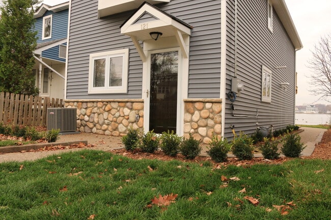 121 N Shore Dr in Lake Orion, MI - Building Photo - Building Photo