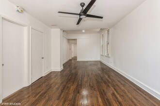 2102 W Roscoe St, Unit 2F in Chicago, IL - Building Photo - Building Photo