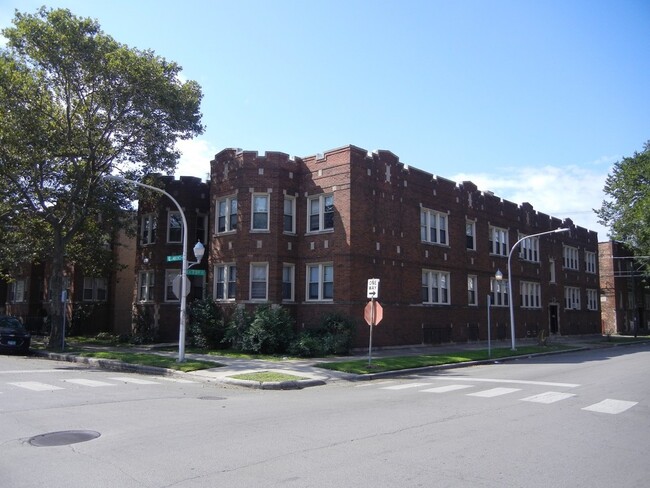 7304 S Saint Lawrence Ave in Chicago, IL - Building Photo - Building Photo