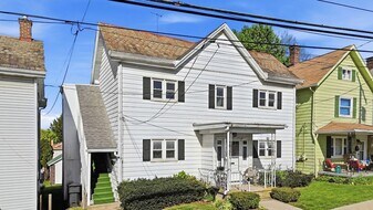 125 S Clay St in Zelienople, PA - Building Photo