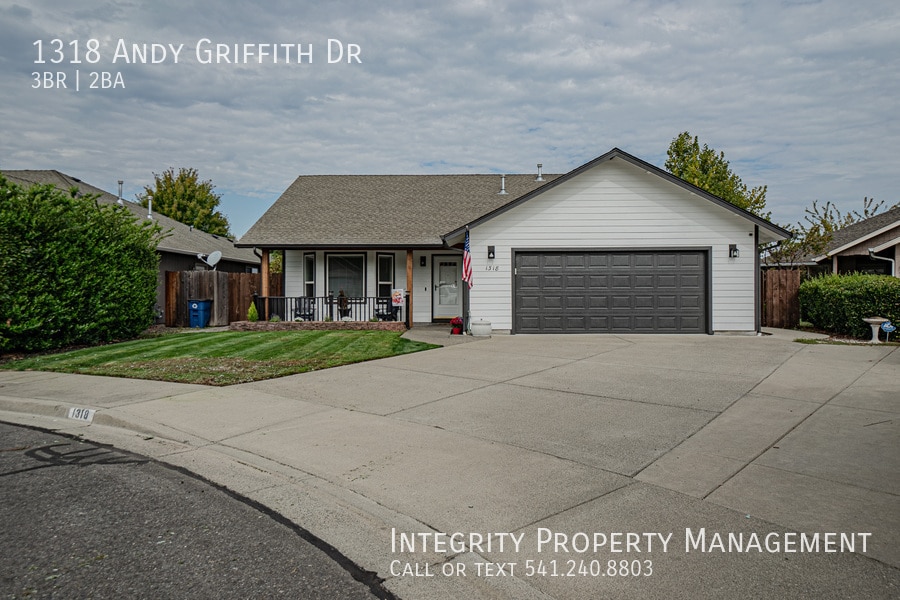 1318 Andy Griffith Dr in Grants Pass, OR - Building Photo