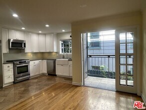 880 Hilldale Ave-Unit -3 in West Hollywood, CA - Foto de edificio - Building Photo
