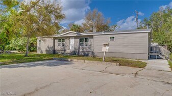 360 State St in North Fort Myers, FL - Building Photo