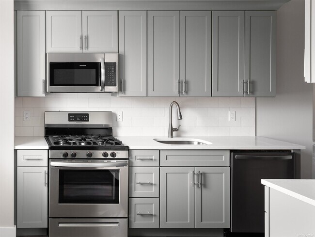 116 Waverly Ave-Unit -#9 in Patchogue, NY - Building Photo - Building Photo