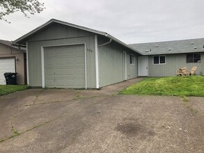 668 W Quinalt St in Springfield, OR - Building Photo - Building Photo