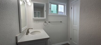 6158 Hayter Ave in Lakewood, CA - Foto de edificio - Building Photo