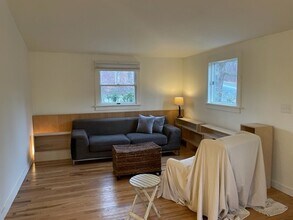 5 Seekonk Rd in Great Barrington, MA - Foto de edificio - Building Photo