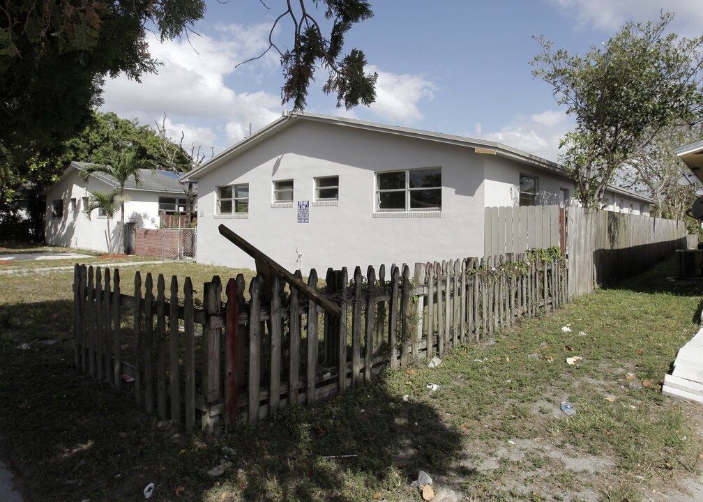 2121-2123 Lee St in Hollywood, FL - Foto de edificio
