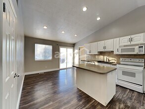 52 S 1660 W in Clearfield, UT - Foto de edificio - Building Photo