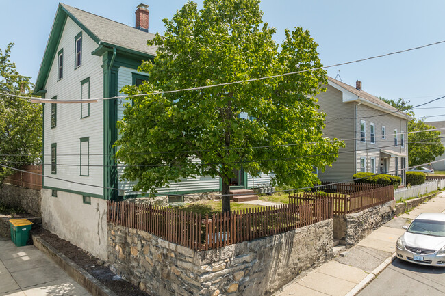 221 Cato St in Woonsocket, RI - Foto de edificio - Building Photo