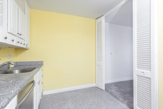 5455 N Sheridan Rd, Unit 3310 in Chicago, IL - Building Photo - Building Photo