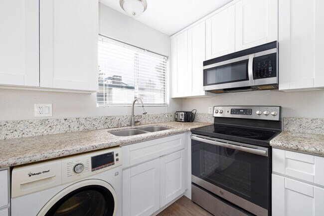 1811 E Grand Ave in Escondido, CA - Building Photo - Building Photo