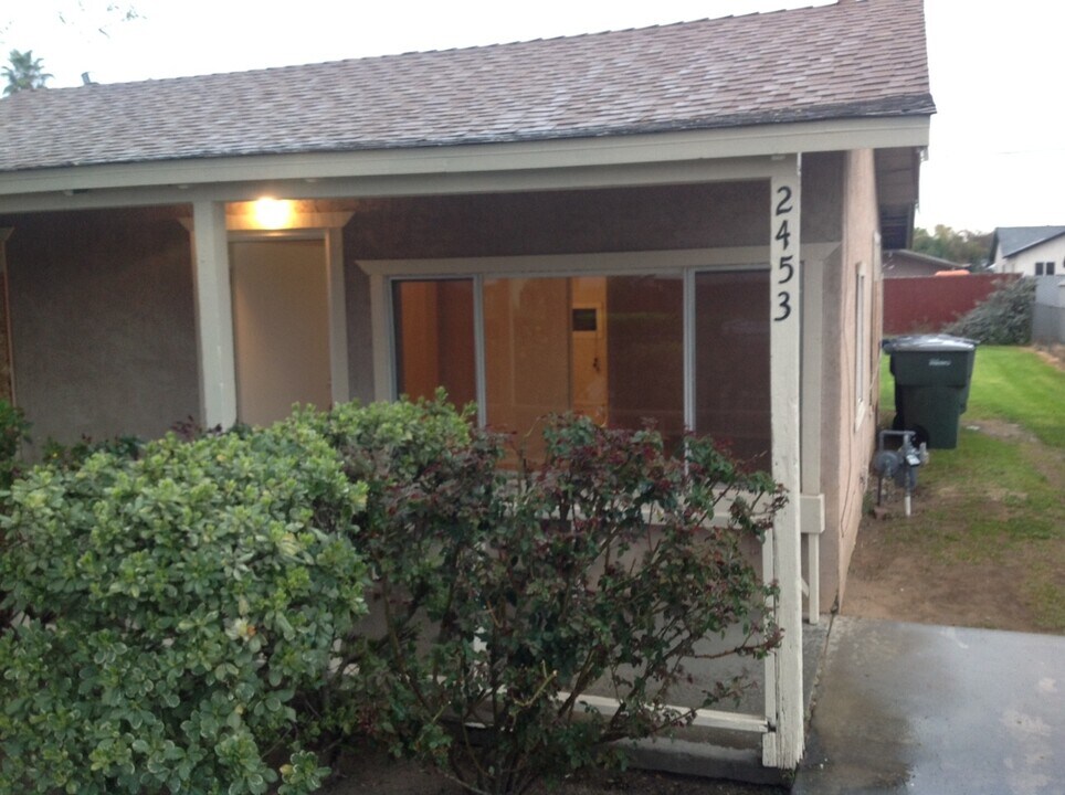 2453 S Woodrow Ave in Fresno, CA - Building Photo