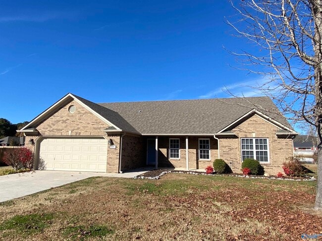 243 Chestnut Oak Cir in Owens Cross Roads, AL - Building Photo - Building Photo