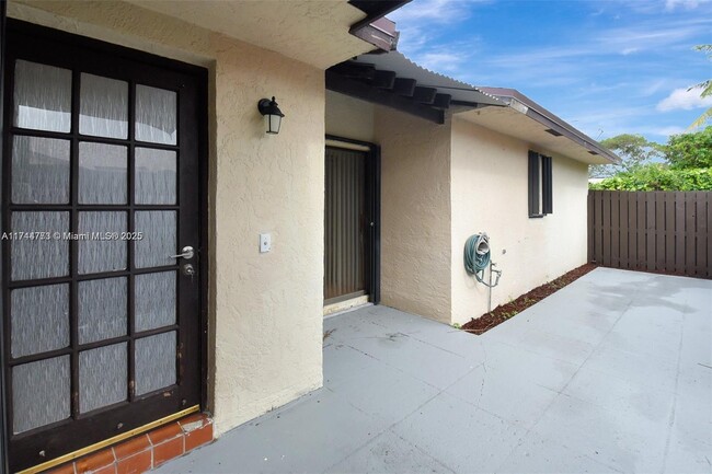 2904 Waterview Cir, Unit 29D in Palm Springs, FL - Foto de edificio - Building Photo