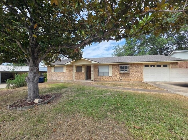 704 Arrow Ln in Kerrville, TX - Building Photo - Building Photo