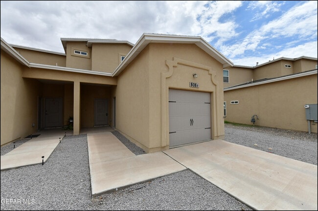 808 HC Gilbert Minjares Dr in Socorro, TX - Foto de edificio - Building Photo