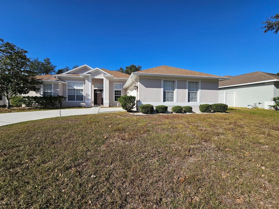 5565 Thorngrove Way in Spring Hill, FL - Building Photo