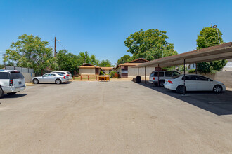 516 Roberts Ln in Bakersfield, CA - Building Photo - Building Photo