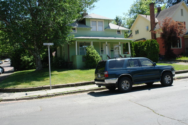 701-703 S Adams St in Spokane, WA - Foto de edificio - Building Photo