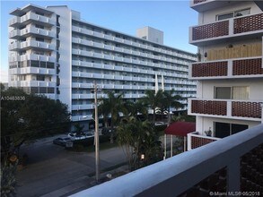 3660 NE 166th St-Unit -412 in North Miami Beach, FL - Building Photo - Building Photo