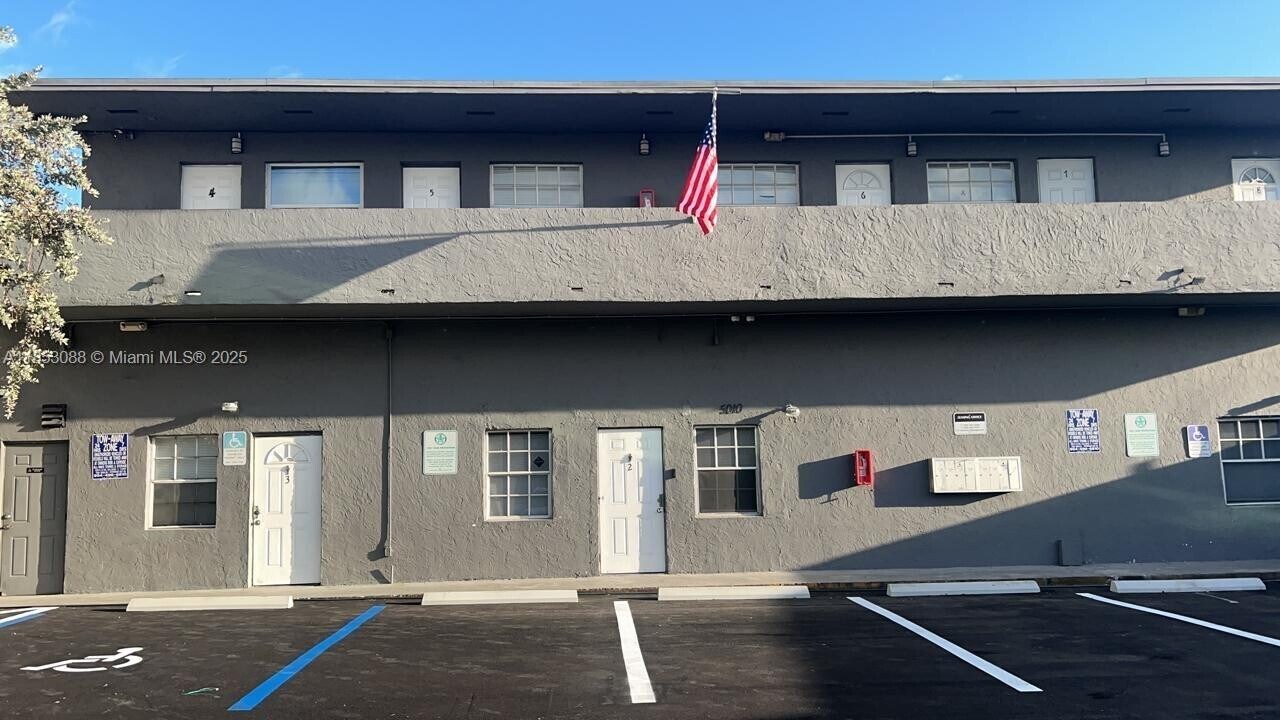 5010 Pembroke Rd in Hollywood, FL - Building Photo