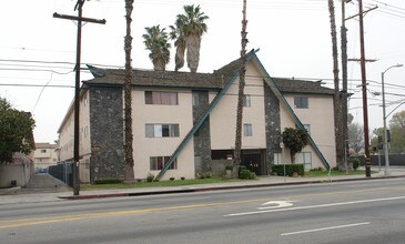 7410 Woodman Ave in Van Nuys, CA - Building Photo - Building Photo